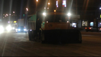 В Астрахани коммунальщики устраняют последствия непогоды