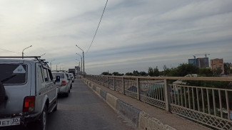 В Астрахани перед Старым мостом собирается пробка