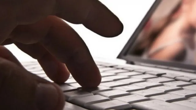 На астраханца возбудили дело за распространение интимных фото знакомой