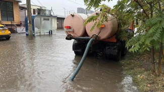 В Астрахани коммунальные службы приступили к откачке воды