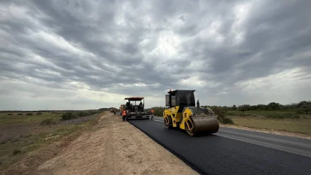 Под Астраханью ремонтируют дорогу, соединяющую село Маячное с Икряным