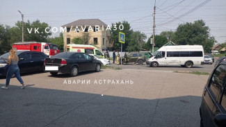 В Астрахани в ДТП с участием маршрутки пострадали 2 человека