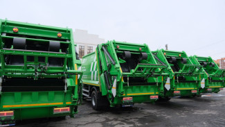 В Астрахань поступила новая спецтехника для вывоза мусора