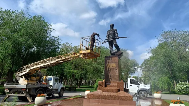 В Астрахани в преддверии Дня Победы моют и красят памятники