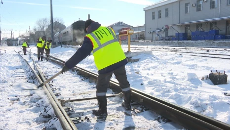 Астраханские железнодорожники вручную чистят пути