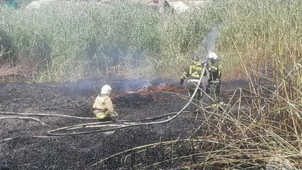 В Кировском районе Астрахани ликвидируют крупный пожар