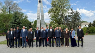 Дипломаты Прикаспийских стран возложили цветы к Вечному огню в Астрахани