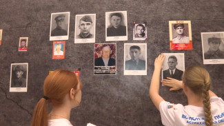 В Астрахани любой желающий может добавить фотографию своего фронтовика на "Стену Памяти"