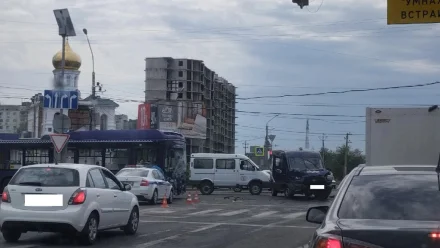 В Астрахани автомобиль «Почты России» столкнулся с новым автобусом