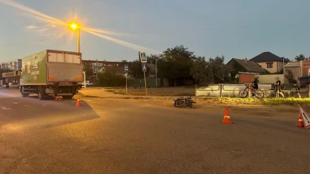 В Астрахани 15-летний водитель мопеда наехал на МАН