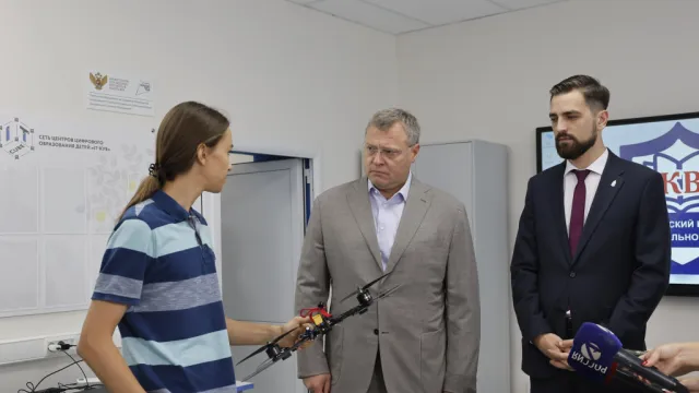 Астраханские студенты показали Игорю Бабушкину демонстрационные дроны
