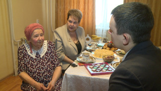 В Астрахани поздравили ветерана труда с 86-летием 