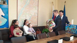 Член ЦИК России вручил подарки юным астраханцам в рамках акции «Ёлка желаний»