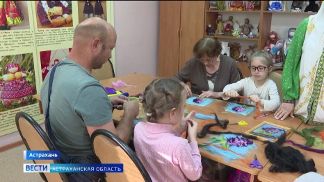В астраханском Доме ремесел проводят мастер-классы для всей семьи
