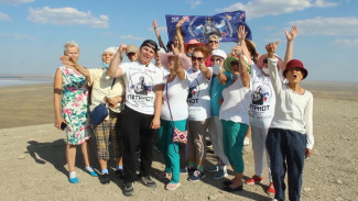 Астраханские нефтяники помогли пенсионерам покорить гору Богдо