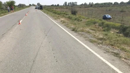 На дороге в Астраханской области опрокинулась иномарка
