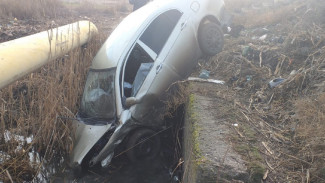 Под Астраханью иномарка вылетела в ерик после лобового столкновения