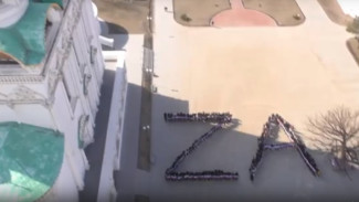 В Астраханском Кремле прошёл флешмоб в поддержку спецоперации на Украине