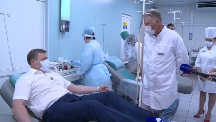 Губернатор Астраханской области Игорь Бабушкин стал донором крови