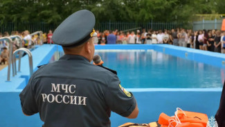Инспекторы астраханского ГИМС научили отдыхающих лагеря спасать жизнь на воде