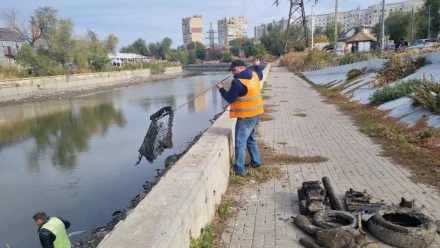 Из астраханских каналов достали более 30 автомобильных покрышек