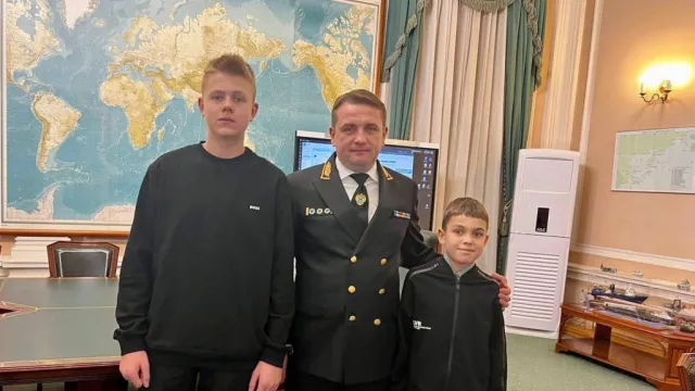 Семья из Астрахани посетила завод крупнейшего производителя лосося