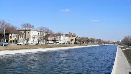 В Астрахани застройщика оштрафовали за загрязнение канала стройотходами 