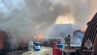 Под Астраханью загорелись административное здание, бензовоз и 2 автомобиля