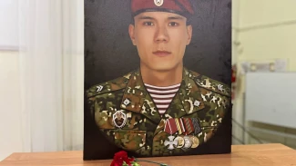 В Астрахани гвардейский класс получил имя бойца СВО Чингиза Ахметова