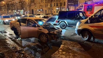 В Астрахани у Лебединого озера произошло массовое ДТП 
