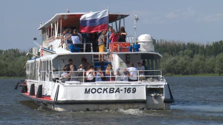 В Астрахани речные трамвайчики облюбовали юные ныряльщики 