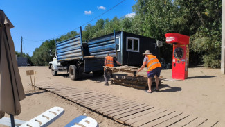 Разрушенную пешеходную дорожку на пляже в Астрахани восстановят