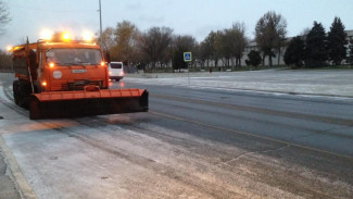 В Астрахани коммунальщики устраняют последствия снегопада