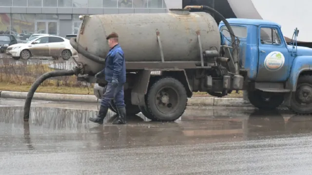 В Астрахани коммунальные службы устраняют последствия ливня