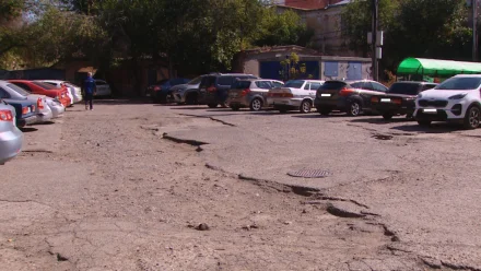 Жители Астрахани несколько лет не могут добиться благоустройства двора 