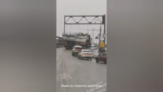 В Астрахани полиция разыскала водителя грузовика, заехавшего на Старый мост