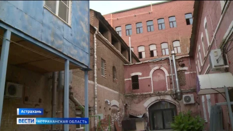 Сырость, плесень и трещины угрожают старинному зданию в центре Астрахани