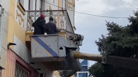 В Астрахани ликвидируют последствия обрушения части балкона здания УМВД