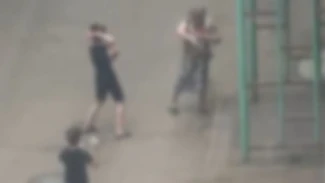 В Астрахани разыскали юных хулиганов, бросавших пластиковые шары в бабушку