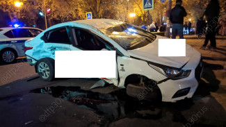 В Астрахани в столкновении такси и «Лады» пострадали два человека