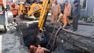 В Астрахани на улице Трофимова устраняют крупную коммунальную аварию 