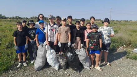 Астраханские школьники очищают прибрежные зоны от мусора