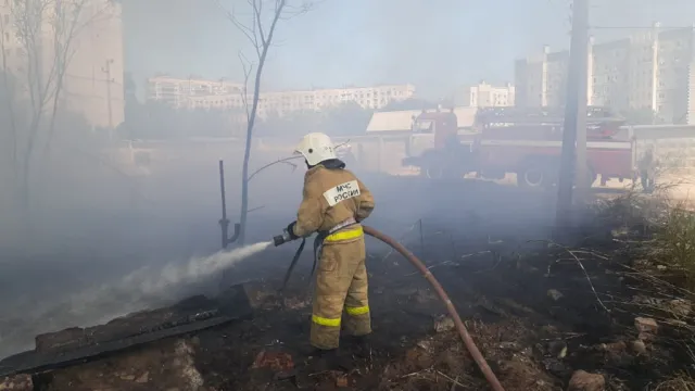 В Астрахани на улице Баумана произошёл крупный пожар