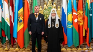 Патриарх Кирилл наградил главу Астраханской области Игоря Бабушкина
