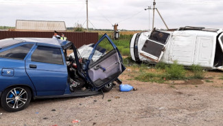 В Астраханской области 6 человек пострадали в ДТП с микроавтобусом