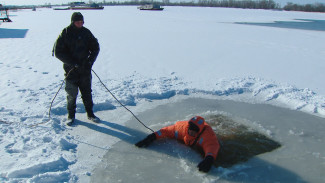 Водолазы астраханского ГУ МЧС дали мастер-класс по поведению на льду