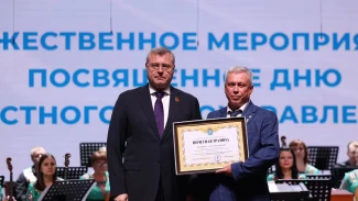 Глава Астраханской области наградил служащих муниципалитетов 