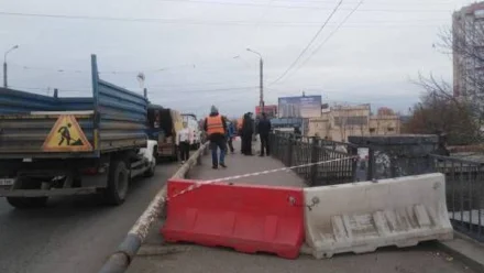 В Астрахани ограждение моста упало в канал