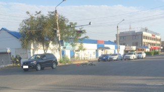 В Астрахани на перекрестке водитель Hyundai сбил велосипедиста