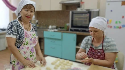 Общественники астраханской полиции испекли вкусное угощение бойцам СВО